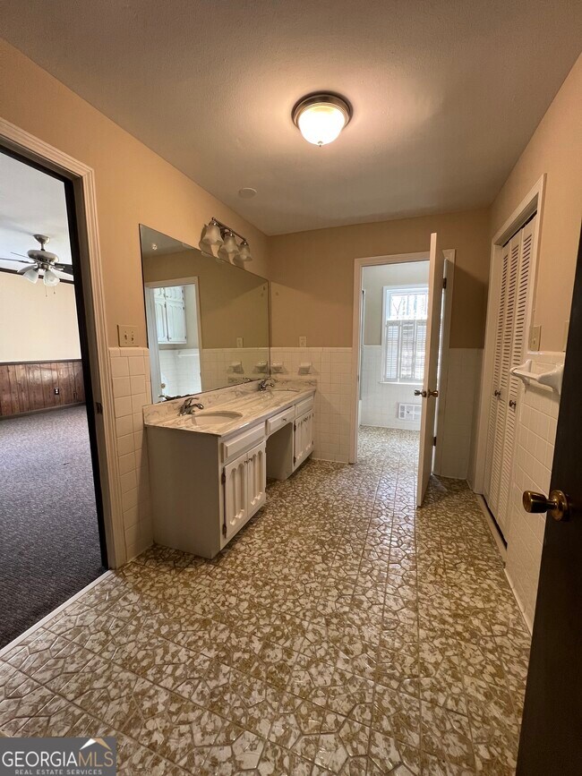 Building Photo - 115 Old Stone Rd