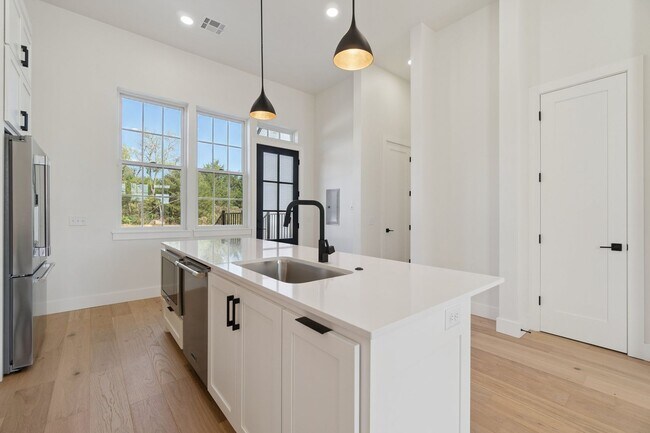 Building Photo - Townhome 2 bed 2.5 bath "The Mid-Mod" in the Heart of Selah