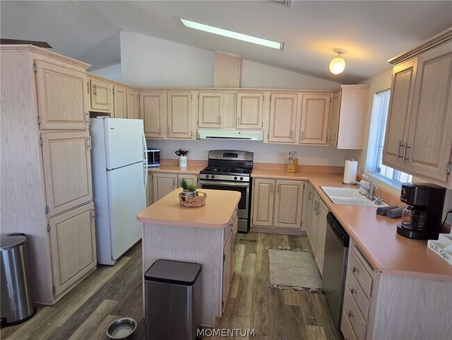 Building Photo - 2140 Whitewater Dr