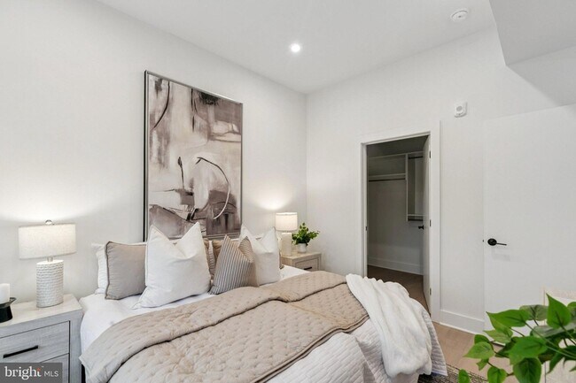 Building Photo - 30 W Allens Ln