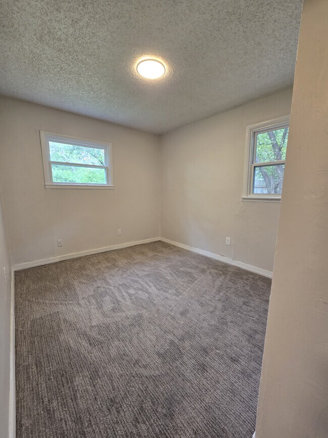 Building Photo - 3325 S Fern St