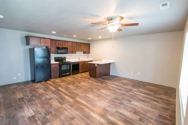 Building Photo - Amazing Townhome in Edgewater Community