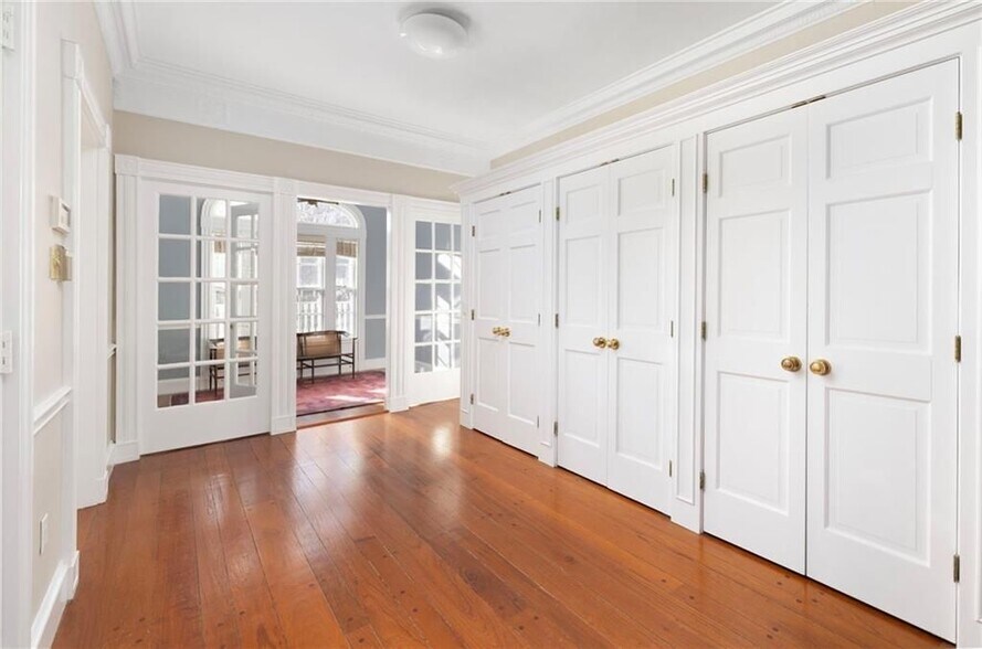 Building Photo - 72 Manning St