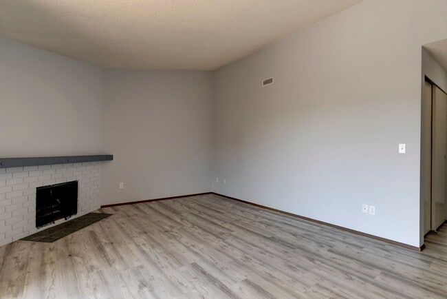 Building Photo - Charming 2-Bedroom Condo with Balcony – Pr...