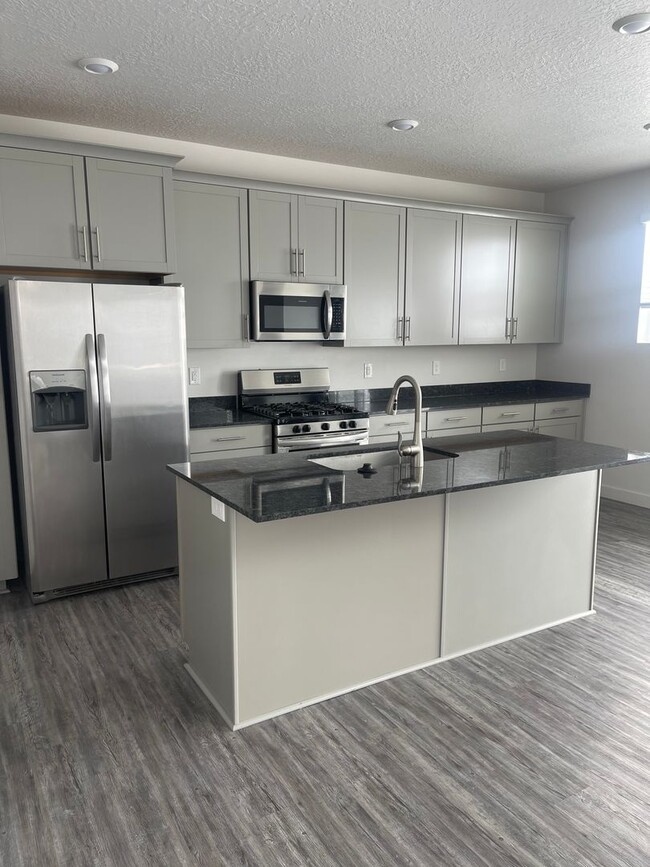 Building Photo - Beautiful Saratoga Springs Townhome for rent!