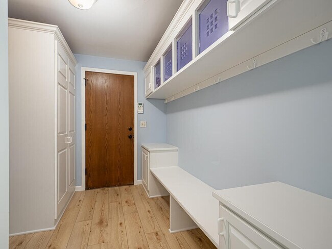 Building Photo - 6625 W Shore Dr