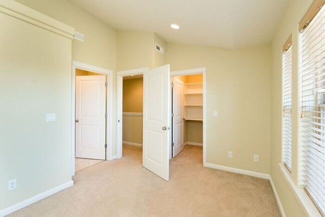 Building Photo - Springwater Corridor Luxury Townhome: Popu...