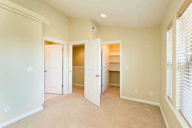 Building Photo - Springwater Corridor: Your Serene Home Awa...