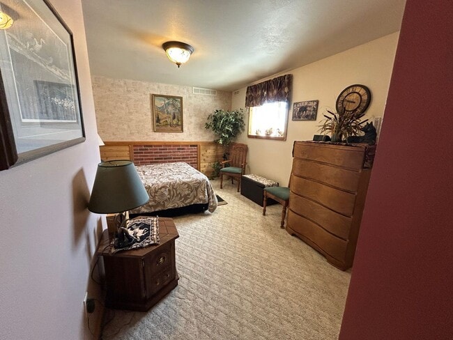 Building Photo - Beautiful Furnished 2 Bedroom Basement Apa...