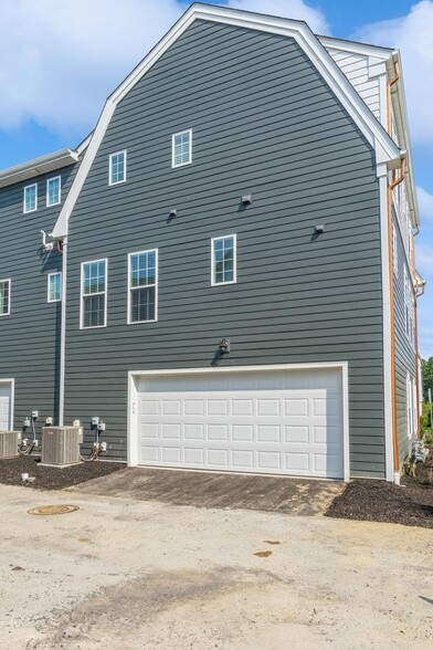 Building Photo - 701 Halcyon Ln