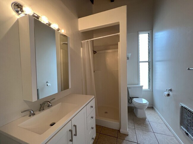 Building Photo - Must See 4 bedroom 2 and a half bathroom h...