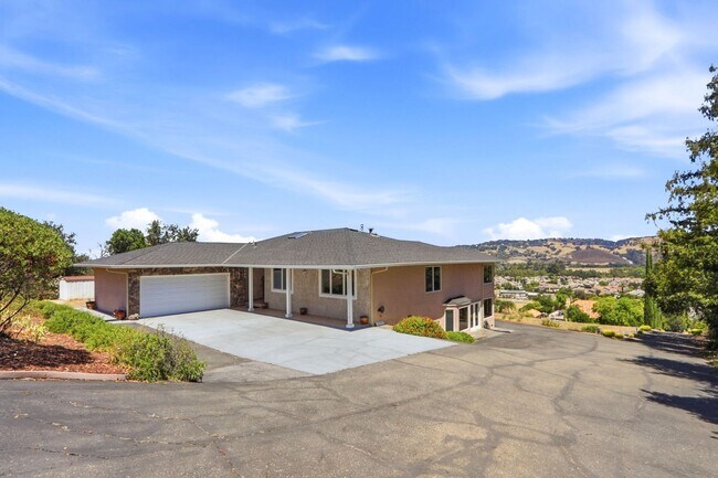 Building Photo - Million Dollar Views! Available Now!