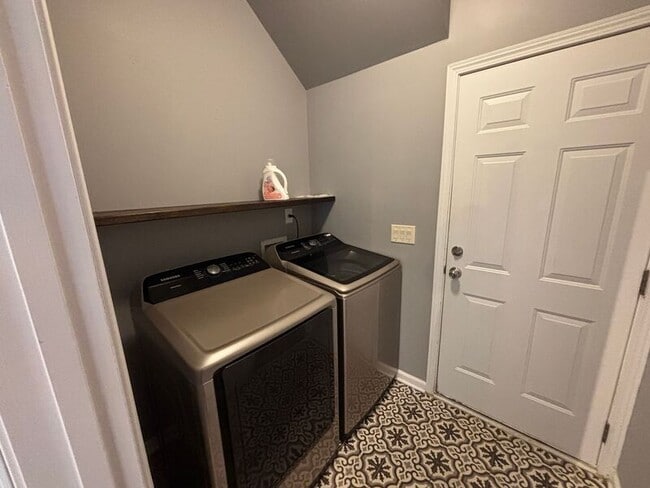 Building Photo - 112 Salinas Ct