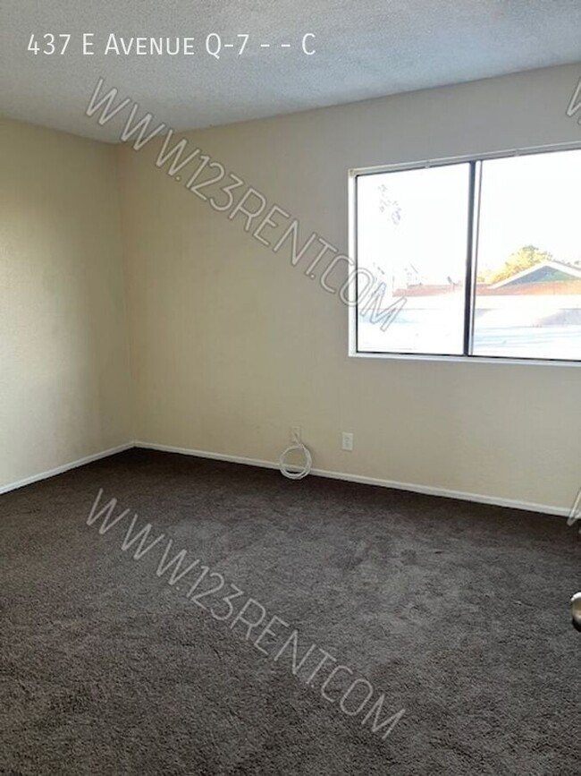 Building Photo - 2 Bedroom / 1.5 Bath Townhouse East Palmdale