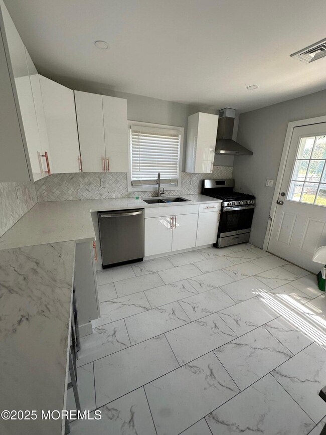 Building Photo - 10 Cambell Ct