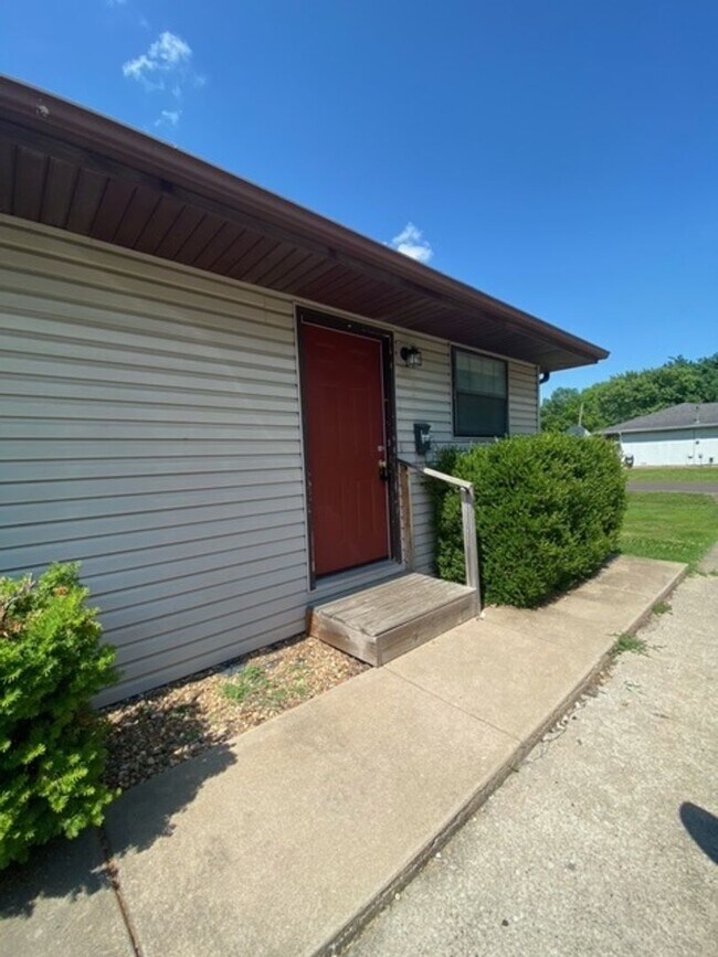 Great Duplex! Leasing Special! 1433 N Wabash Ave Springfield MO 65802