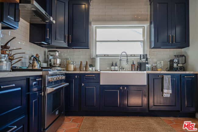 Building Photo - 6101 S Mansfield Ave