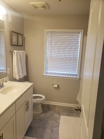 Building Photo - 7592 Holly Ridge Dr