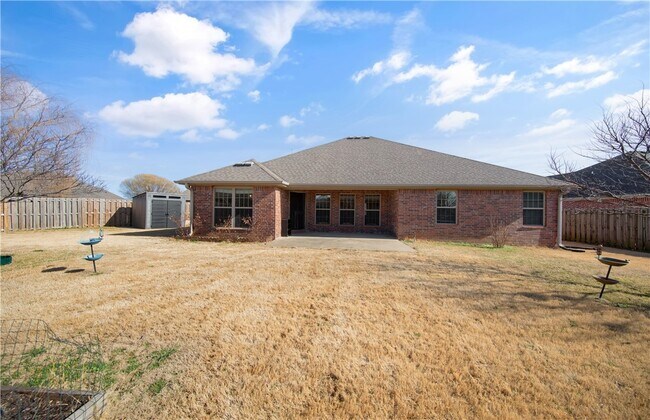 Building Photo - 402 SW Arch St