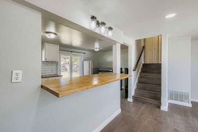 Building Photo - 529 Corte Amino