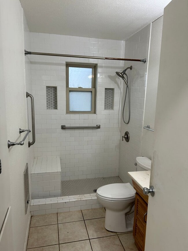 Building Photo - 1025 W Terry St