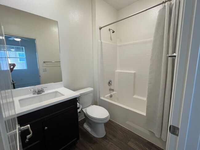 Building Photo - Spacious 3 bedroom, 3-bathroom condo for rent