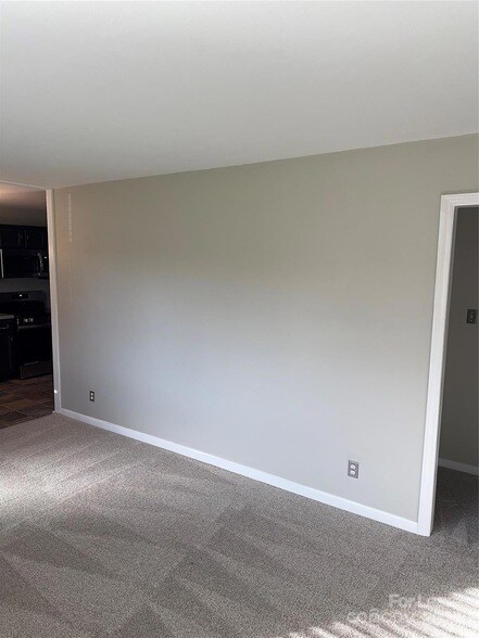 Building Photo - 2052 Syracuse Dr