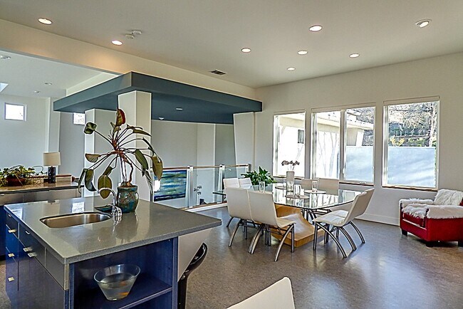 Building Photo - 108 Lost Oak Ct