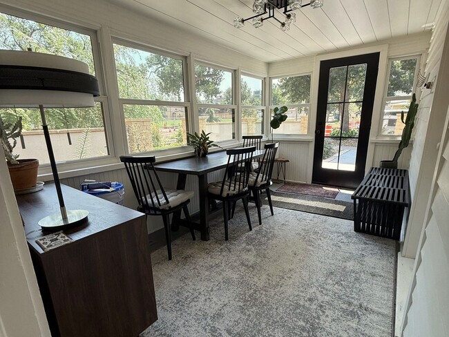 Building Photo - Fully Furnished Executive Home - Just Step...