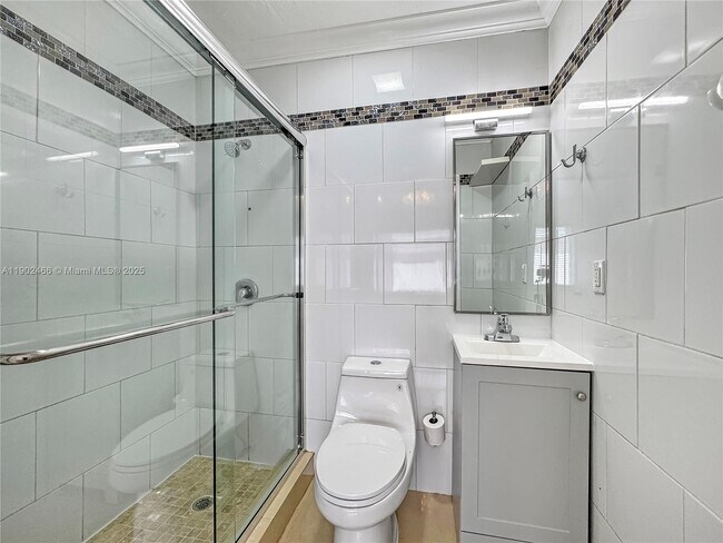 Building Photo - 508 SE 9th Ct