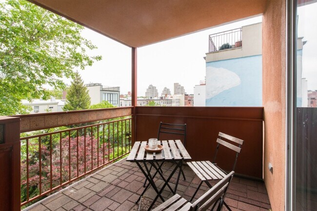 Building Photo - 396 Dean St