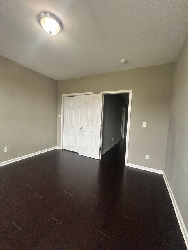 Building Photo - This end-of-row townhome Old Uptown Harris...