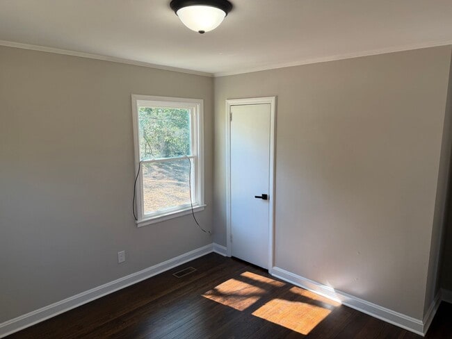 Building Photo - Gorgeous Renovated 3 Bedroom Brick Ranch