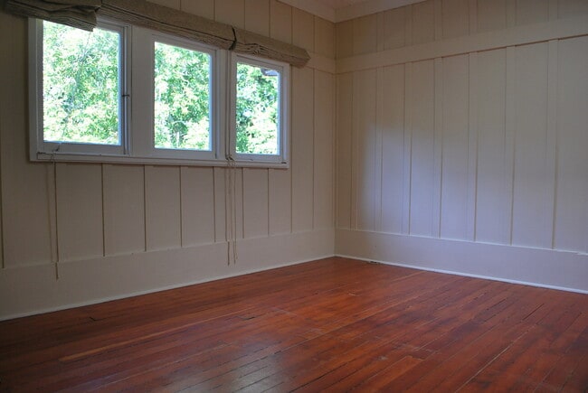 Building Photo - Classic Mill Valley 3 Bedroom Home
