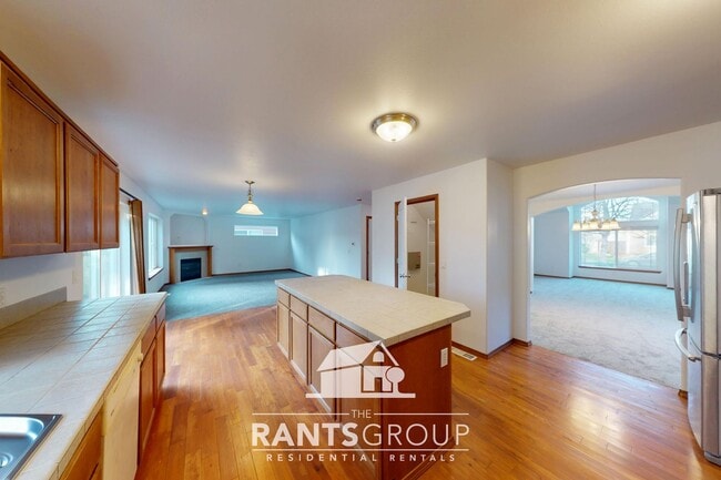 Building Photo - Spacious Pet-Free 4+ Bedroom Home in Lacey!