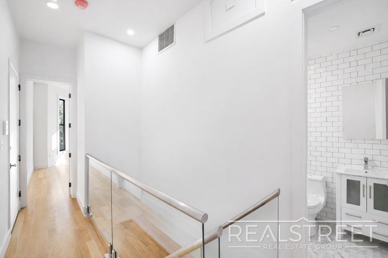 Building Photo - Magnificent 4 Bed 3.5 Bath Brownstone Duplex in Crown Heights