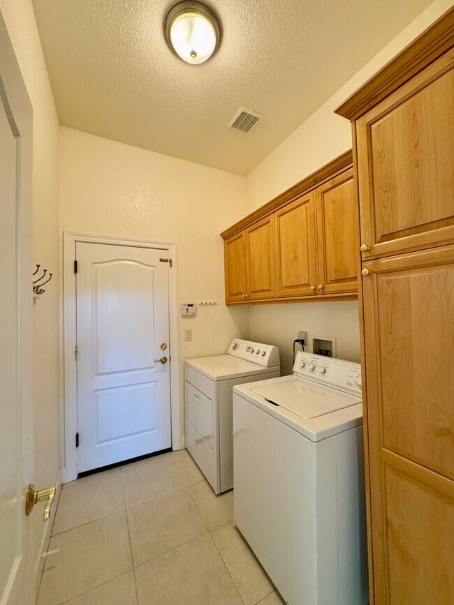 Building Photo - 6255 Peacock Way