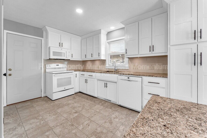 Building Photo - 3204 N Wildan Ave