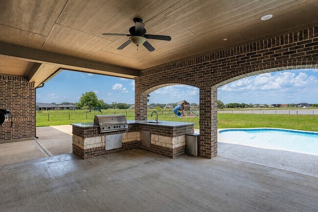 Building Photo - 527 Lily Ln