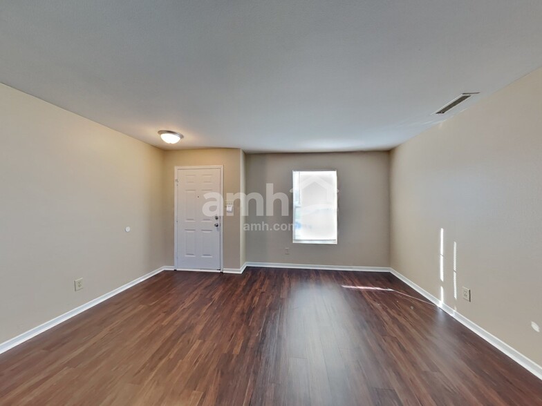 Building Photo - 550 Greenway St