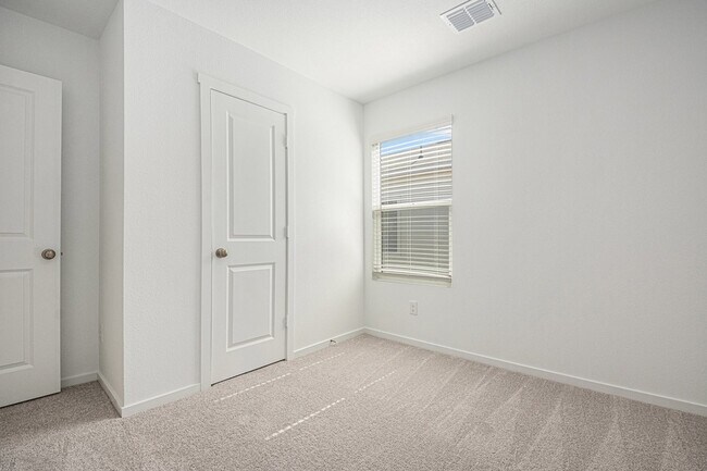 Building Photo - 911 Sandhill Crane Ln