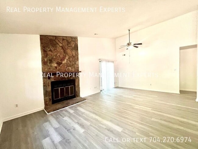 Building Photo - 723 Cricketwood Ln