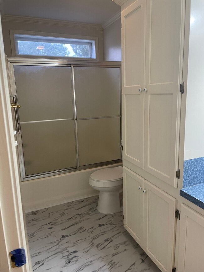 Building Photo - 617 N State St