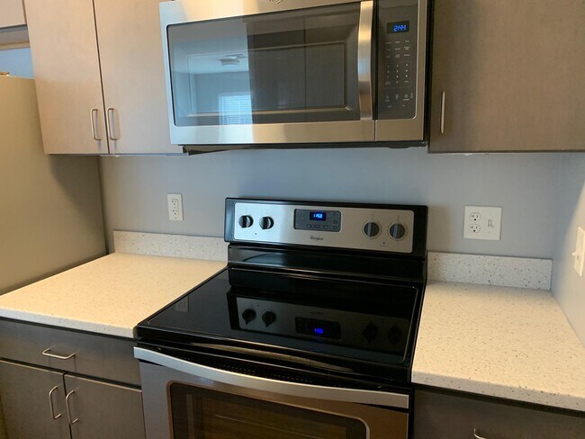 Building Photo - 15 E Ridge Dr