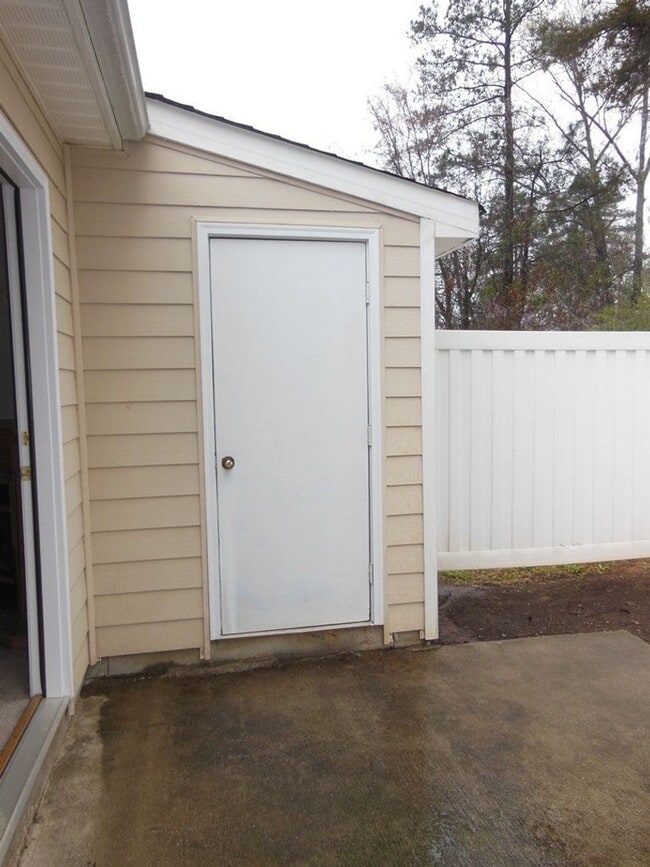 Building Photo - 2 Bedroom 2 Bath Townouse