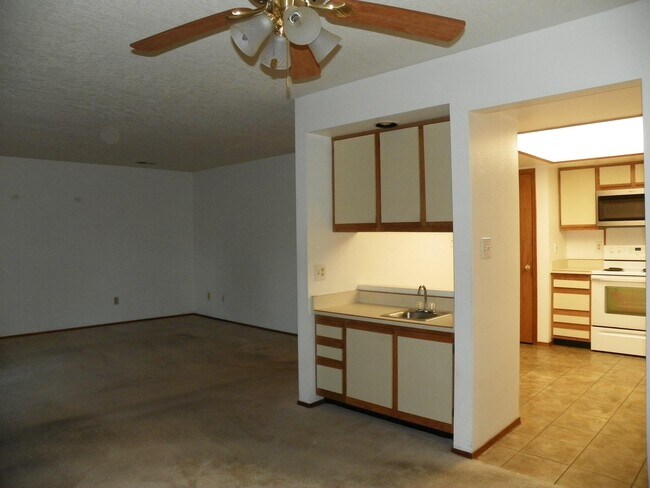 Building Photo - 813 Country Club Dr SE