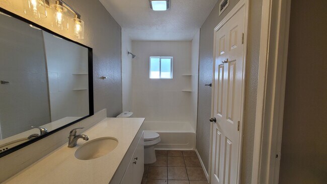 Building Photo - Spacious 1 Bedroom Apartment in Balcones Heights