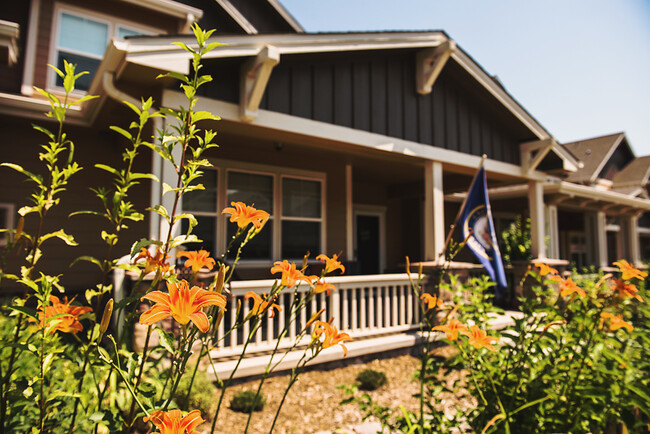 Building Photo - Wonderful Townhome