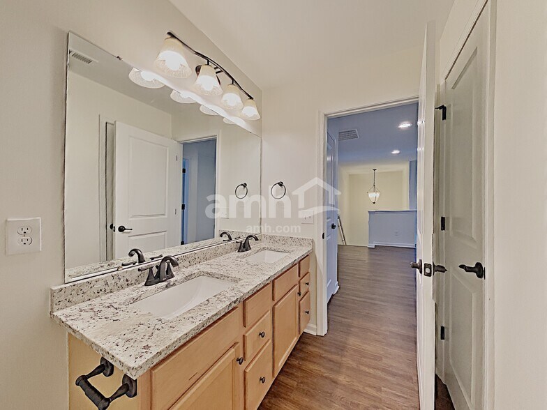 Building Photo - 2215 Ambergate Dr