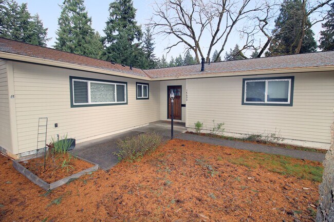 Building Photo - Gorgeous, Remodeled 3 Bed/2 Bath Mid-Century Ranch on Huge Lot – Lake Oswego!